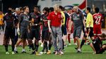 Saat Sepatu Merah Wenger Curi Perhatian Pendukung Arsenal