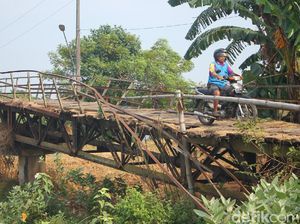 Meski Rusak, Warga Demak dan Jepara Tetap Lewati Jembatan Bungpes
