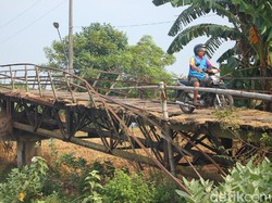 Meski Rusak, Warga Demak dan Jepara Tetap Lewati Jembatan Bungpes