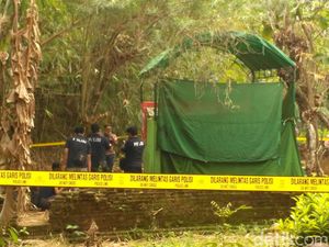 Polisi Bongkar Makam Korban Penganiayaan Kru PO Bhinneka Polisi Bongkar Makam Korban Penganiayaan Kru PO Bhinneka