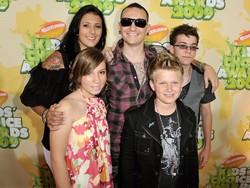 Keluarga Terlihat Hangat, Apa Penyebab Chester Bennington Memilih Mati?