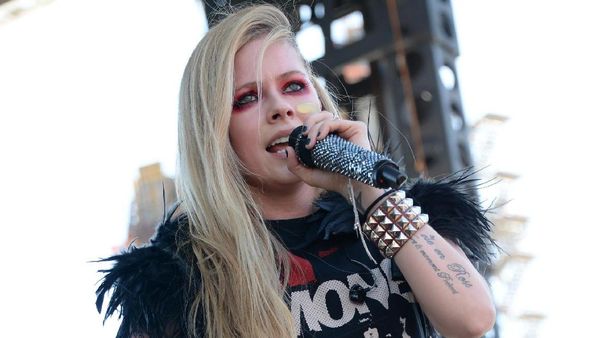 Foto: Rock N Roll, Gaya Avril Lavigne Saat Beraksi di Panggung