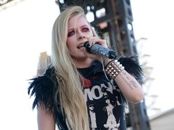 Avril Lavigne Pacaran dengan Miliuner Texas?