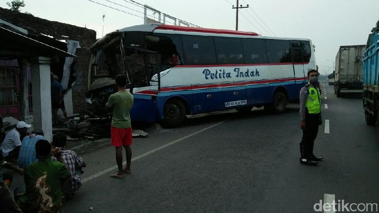 Bus Pelita Indah Tabrak Rumah Warga di Jombang, Tujuh Orang Luka