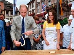 Serunya! Pangeran William dan Kate Middleton Belajar Bikin Pretzel di Jerman