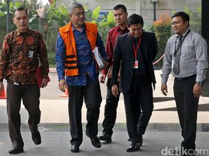 Nur Alam Diperiksa KPK Nur Alam Diperiksa KPK