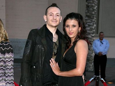 Foto: Mengenang Kemesraan Chester Bennington dan Istrinya Talinda