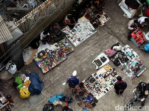 Hingar Bingar Pasar Loak di Jantung Ibu Kota