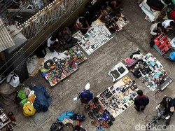 Hingar Bingar Pasar Loak di Jantung Ibu Kota