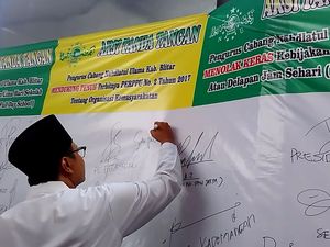 Wagub Jatim Ikut Aksi Tanda Tangan Tolak Lima Hari Sekolah Wagub Jatim Ikut Aksi Tanda Tangan Tolak Lima Hari Sekolah