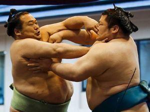 Sumo Bukan Sekadar Dua Orang Gemuk Bergulat