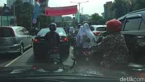 Siswi SMA Boncengan Naik Motor Tidak Pakai Helm