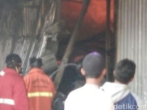 Ruang Pengolahan Pabrik Kayu Ludes Dilalap Api