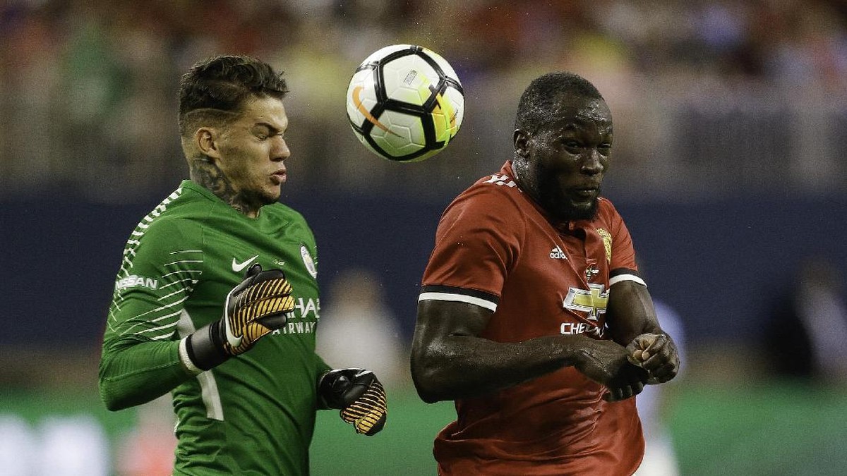 Ederson jadi kiper termahal dunia usai direkrut Manchester City dari Benfica (Foto: Bob Levey/Getty Images)