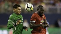 Ederson Moraes didatangkan City dari Benfica. Dia ditebus dengan harga 35 juta pound sterling atau Rp 607 miliar. Pemain 23 tahun itu menjadi kiper termahal dunia. (Bob Levey/Getty Images)