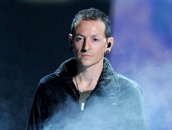 Momen Berpelukan dengan Chester Bennington di Pemakaman Chris Cornell