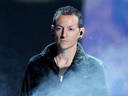 Penggemar Linkin Park Kenang 3 Tahun Meninggalnya Chester Bennington