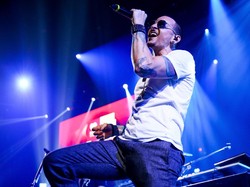 Chester Bennington Tinggalkan Proyek Blinkin Park Bersama Blink 182