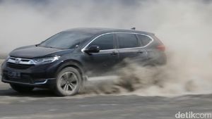 Aksi Honda CR-V Turbo Bermain di Pasir Bromo