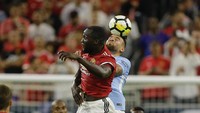 Setelah jeda, kedua tim menarik sebagian para pemainnya. MU memperoleh peluang emas untuk memperbesar skornya di menit 53. Lukaku melepaskan tembakan keras yang membentur sudut atas mistar gawang City.  Bob Levey/Getty Images.