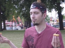 Ngemil Apa Olahraga, Kok Yoga Pakai Chicken Nugget?