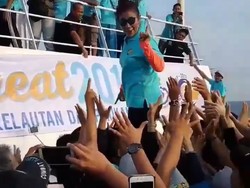 Susi Lompat Moshing di KM Kelud