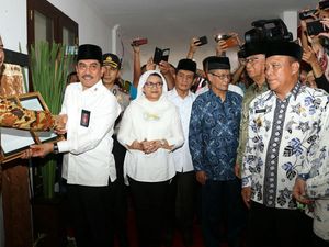 Ikut Resmikan Masjid di Lamongan, Menteri Retno Disuguhi Soto