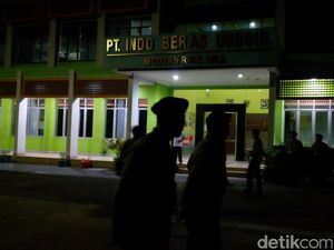 Polisi Jaga Ketat Pabrik Beras di Bekasi