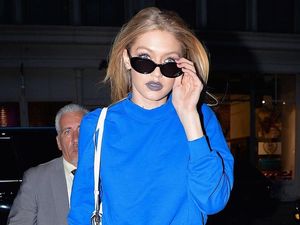 Aneh Banget, Gigi Hadid Pakai Lipstik Warna Semen