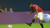 Hanya berselang dua menit, Rashford menggandakan keunggulan MU. Dalam sebuah serangan balik cepat, Rashford yang tak terkawal mendapatkan umpan dari Henrikh Mkhitaryan. Rashford kemudian dengan dingin menaklukkan Ederson lewat tembakan ke tiang jauh. Bob Levey/Getty Images.