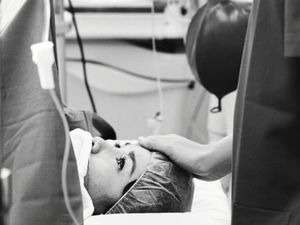 Ibu Ini Gunakan Gas Tertawa untuk Atasi Nyeri Melahirkan