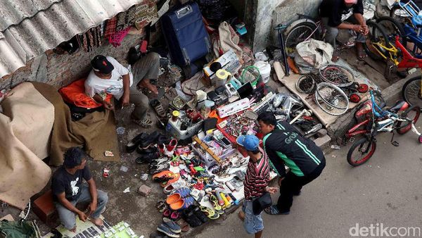 Semua Ada! Pasar Loak Kebayoran Lama Tetap Eksis