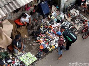 Semua Ada! Pasar Loak Kebayoran Lama Tetap Eksis