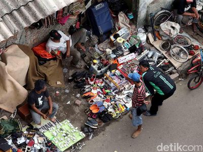 Semua Ada! Pasar Loak Kebayoran Lama Tetap Eksis
