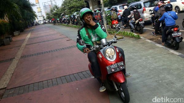 Foto : Malu! Ojek Online Ini Terobos Trotoar