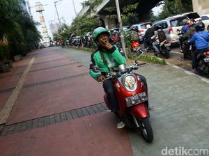Foto : Malu! Ojek Online Ini Terobos Trotoar