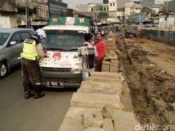Polisi Tilang Mobil Odong-odong di Jatinegara