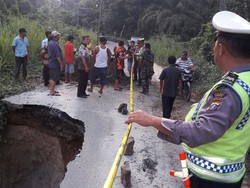 Jalan di Simalungun Ambles karena Longsor, Arus Lalin Masih Terputus