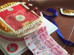 Wow, Saat Dipencet Kue Ulang Tahun Ini Keluarkan Uang Tunai!