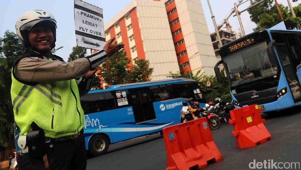 Urai Kemacetan di Matraman, Polisi Berlakukan Pengalihan Arus