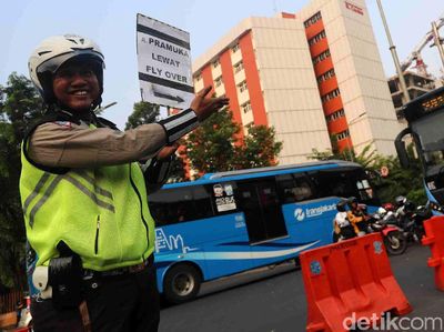 Urai Kemacetan di Matraman, Polisi Berlakukan Pengalihan Arus
