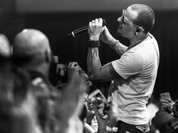 Chester Bennington Bunuh Diri Setelah Liburan dengan Istri