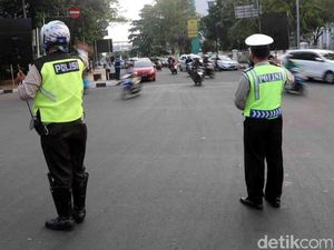Perhatian! Lalin di Depan DPR Dialihkan karena Demo