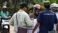Foto : Pahlawan Trotoar Hadang Pemotor Bandel