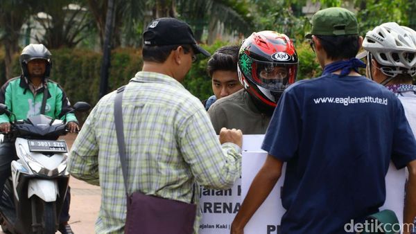 Foto : Pahlawan Trotoar Hadang Pemotor Bandel