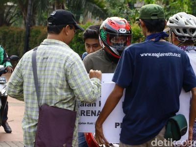 Foto : Pahlawan Trotoar Hadang Pemotor Bandel