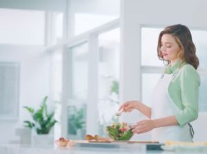 Keren! Miranda Kerr Ikut Promosikan Bubuk Miso Organik di Jepang