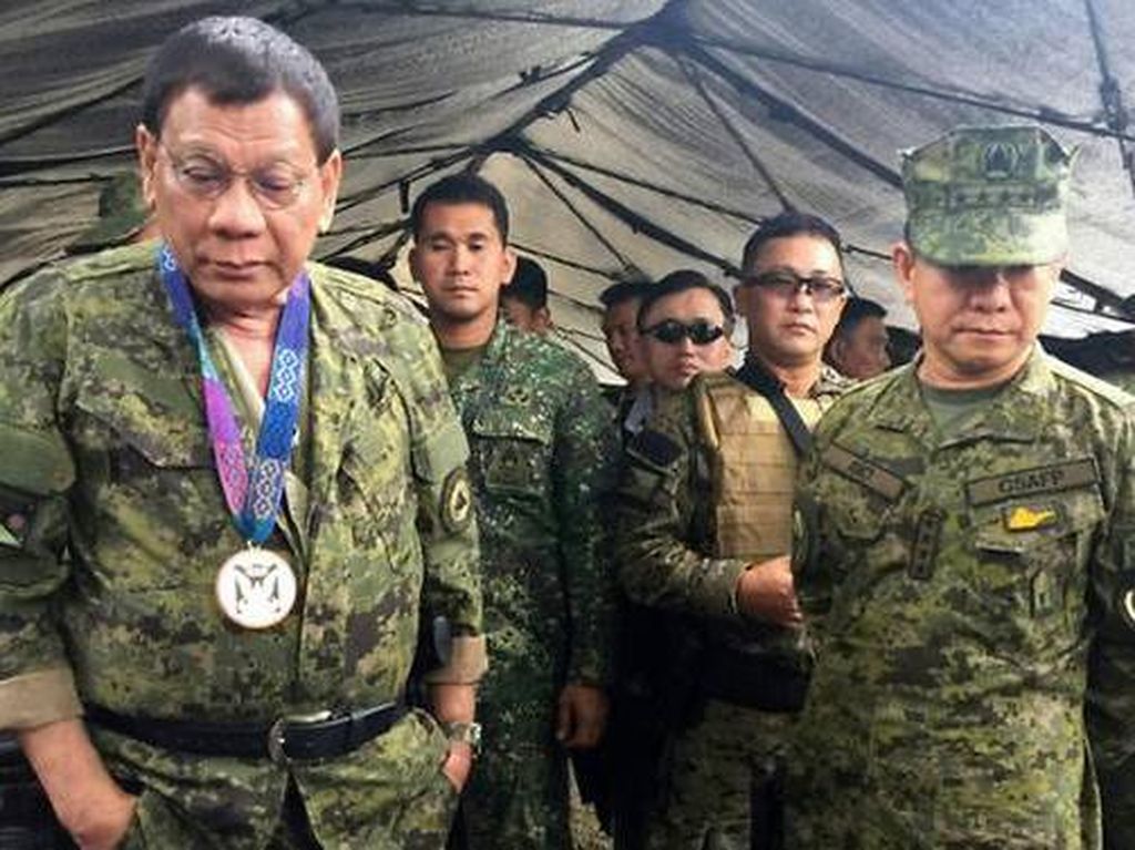 Duterte Mendadak Kunjungi Medan Tempur Marawi Duterte Mendadak Kunjungi Medan Tempur Marawi