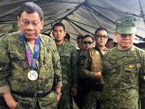 Duterte Mendadak Kunjungi Medan Tempur Marawi Duterte Mendadak Kunjungi Medan Tempur Marawi