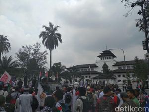 Elemen Masyarakat Jabar Kecam Penutupan Masjid Al-Aqsa Elemen Masyarakat Jabar Kecam Penutupan Masjid Al-Aqsa